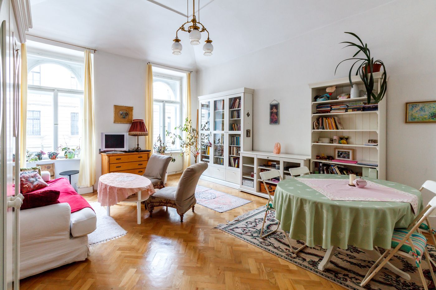 Helles, gepflegtes Wohnzimmer